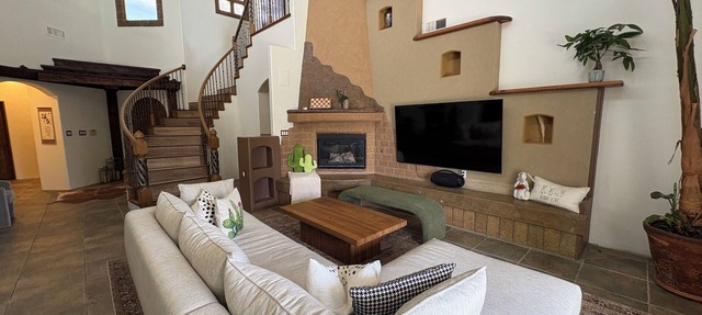 Authentic Southwest Experiance in Specious Custome Home for Ballon Fiesta.
