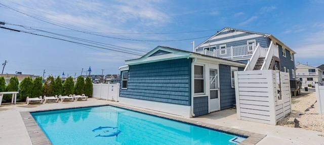 Avalon BEACH BLOCK with a POOL: 1 Bedroom
