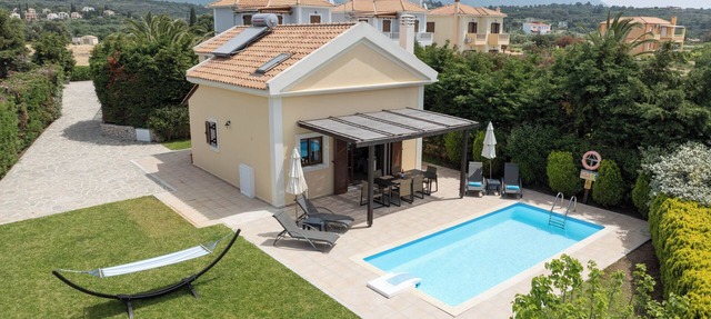 Avithos Beach 2 Mins. Private Pool & Garden. Airport 10 Minutes.