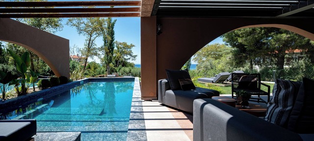 AVRA Beachfront 3bdrs accomodation/private pool!Fully equipped, amazing seaview