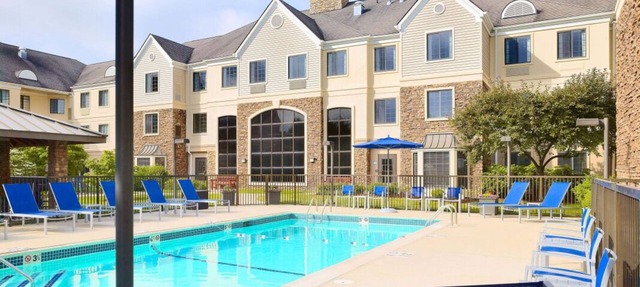 Awesome Find! Kitchen, Pool, FREE Parking & Bfast, Close to Willard Woods!