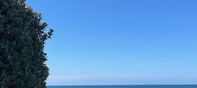 Bach with Direct beach access , renovated 2 bedroom cottage on Matarangi beach