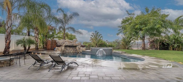 Backyard Paradise – Pool, Firepit & Outdoor Dining
