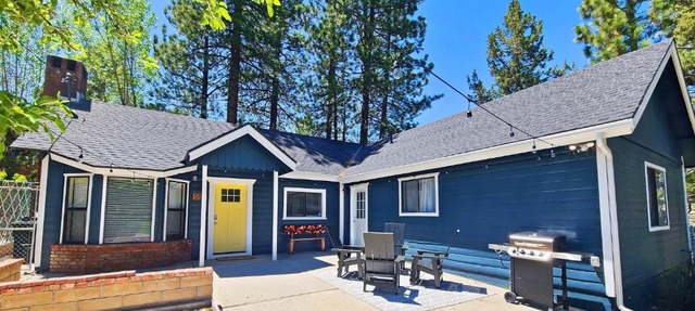 Badger Den - Located in the heart of the village