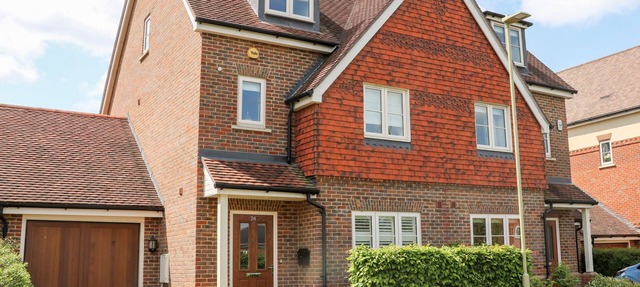 BALDWIN CLOSE, character holiday cottage in Hartley Wintney