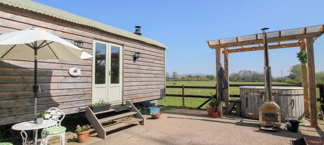 BALWEN SHEPHERD'S HUT, romantic, character holiday cottage in Berriew