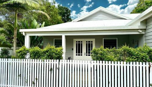 Bamboo Villa - Edge Hill Cairns Luxury Pet Friendly Sleeps 3