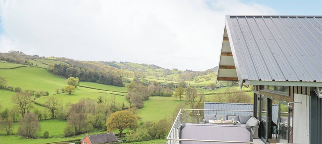 BARCUD COCH - RED KITE, pet friendly, with hot tub in Garthmyl
