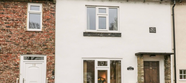 BARNABY COTTAGE, pet friendly, with a garden in Hutton Rudby