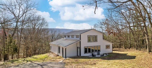 Barndominium w/Barrel Sauna, Mountain Views, King Bed & Fast WiFi