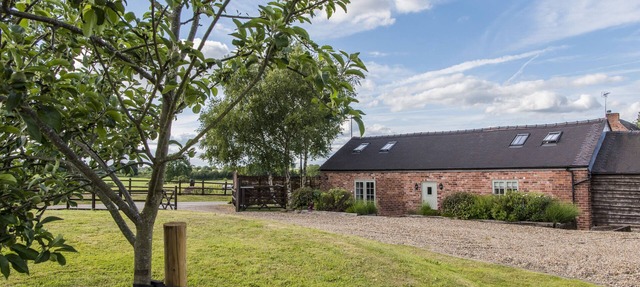 BARNFIELDS HOLIDAY COTTAGE, family friendly in Kingsley