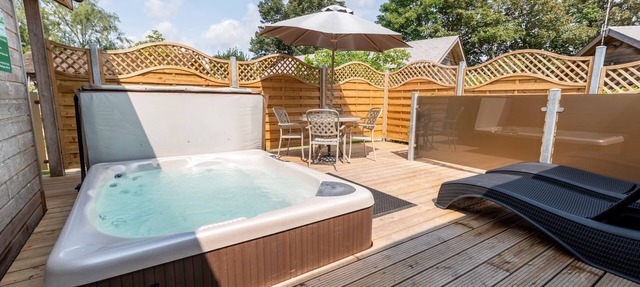 Bath & West lodge - sleeps 4/5 with private hot tub