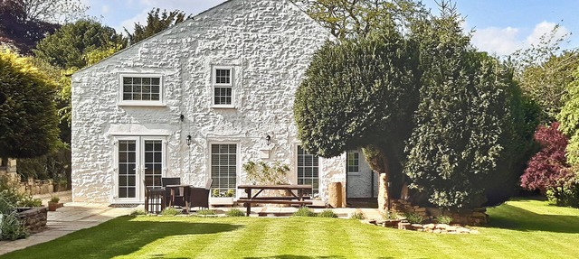 Bathurst Cottage is a delightful three bedroom detached cottage.
