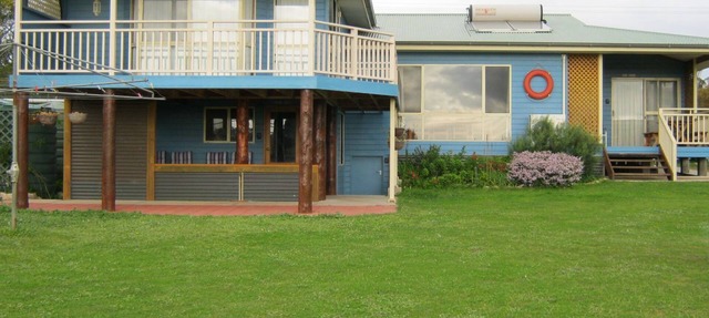 Baudins View Holiday House with 4 Queen Beds 1 double and 1 sofa bed