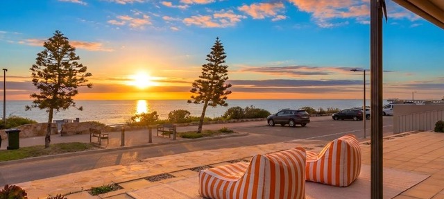 Beachfront 3BR with Sauna & Pool Table - Newly Renovated