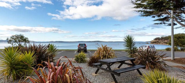 Beachfront Apartment Blackmans Bay