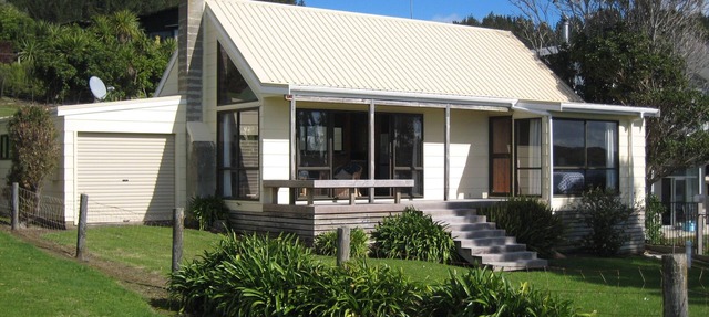 Beachfront Cottage - Opito Bay Holiday Cottage