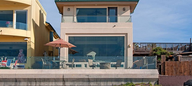 Beachfront- Gorgeous 4 Bedroom House