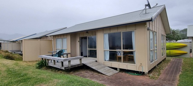 BEACHFRONT Modern Holiday Rental at Kennedy Bay