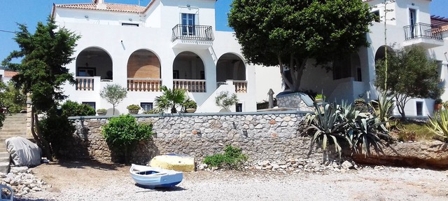 Beachfront Spetses spectacular fully equipped traditional Villa families/groups