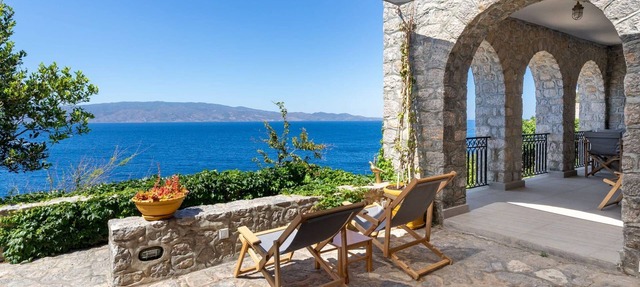 Beachfront Villa Ondyrelis, Divine Sea Views, Furnished Terrace, Hydra