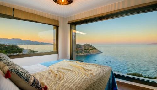Beachfront Villa Phi φ