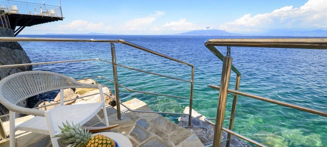 Beachfront Villa Sorrento & private sea access