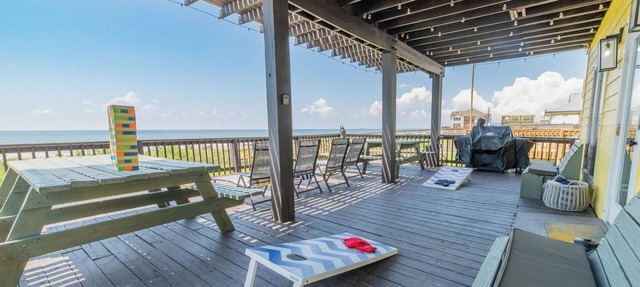 Beachfront Villa! Newly renovated - w/Direct Beach Access & Spacious Deck