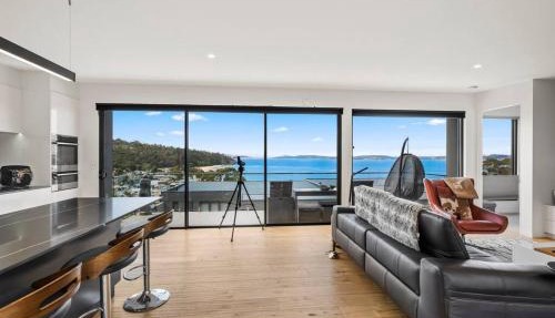 Beachside Luxury Villa - Expansive Panoramic Vistas