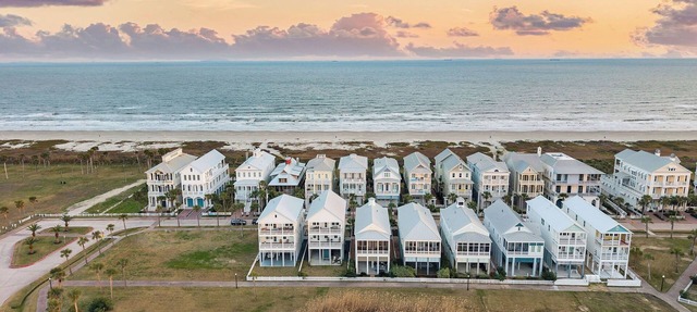Beachtown - STEPS FROM BEACH - 1 Story + Elevator + Golf Cart + Pet Friendly!