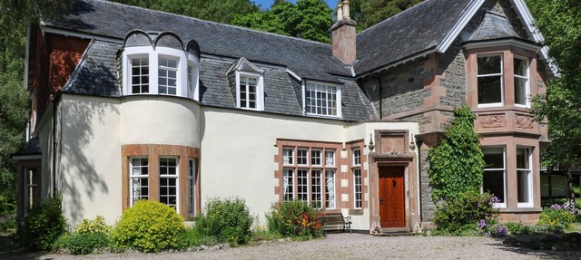 BEARNOCK LODGE, pet friendly, luxury holiday cottage in Cannich