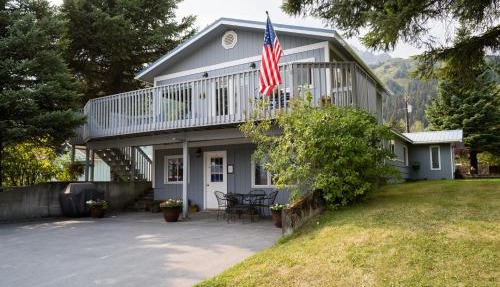 Bears Den Alaska Lodging
