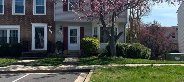 Beautiful 4-bedroom townhome with deck charming old town Gaithersburg