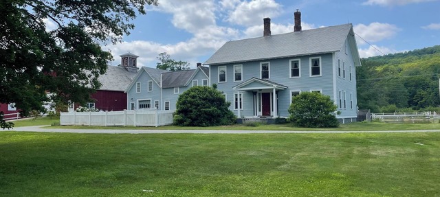 Beautiful 4 bedroom farmhouse- sleeps 8, jacuzzi tub, amazing kitchen
