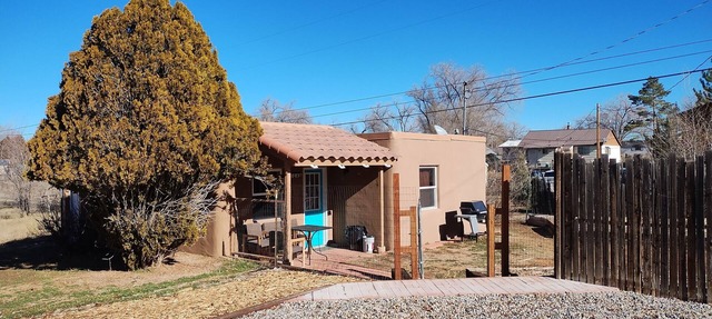 Beautiful adobe style house with yard and parking in town Cortez – Adobe CoCo