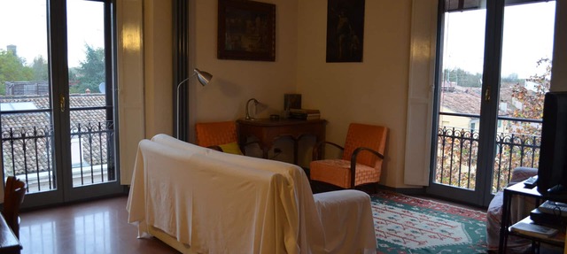 Beautiful and spacious apartment, with garage, in an ancient building in the city center.
