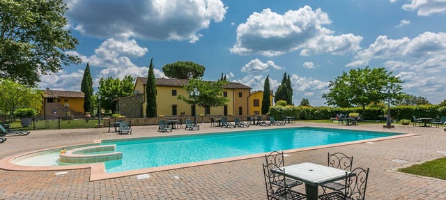 Beautiful apartment in villa for 6 people with pool, A/C, WIFI, TV and parking