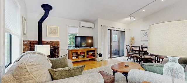 Beautiful bright condo with deck, wifi, kitchen, w/d, bbq, mountain view, TV's