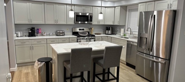 Beautiful home minutes to shopping center, mall and College of Holy Cross.