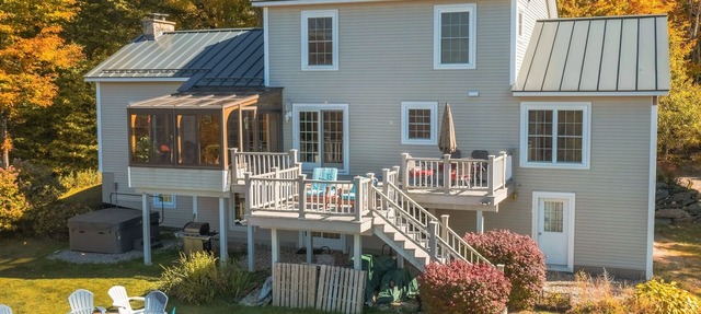 Beautiful house w/mountain & pond views, hot tub, pool table, bbq, firepit, w/d