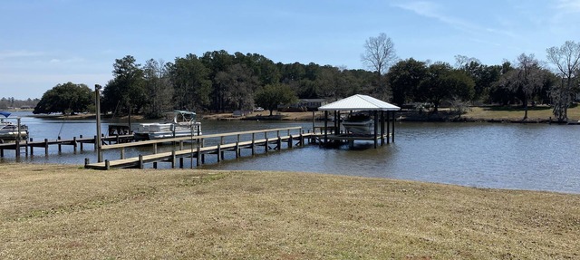 Beautiful Lakefront Home, Sleeps 10, Comfy with Great Porch