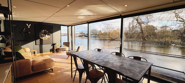 Beautiful London Kew houseboat in a great location with stunning Thames views