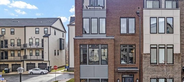 Beautiful Modern Townhome with rooftop