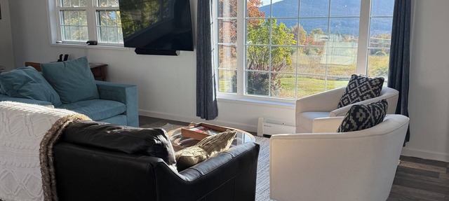 Beautiful new studio with amazing views - peaceful but close to everything!