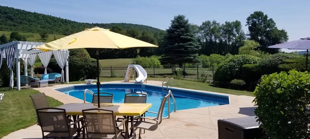 BEAUTIFUL PEACEFUL RUSTIC SETTING FOR 12+, Driving Range, Pool