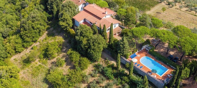 Beautiful private villa for 10 people with private pool, WIFI, TV, patio and pets allowed