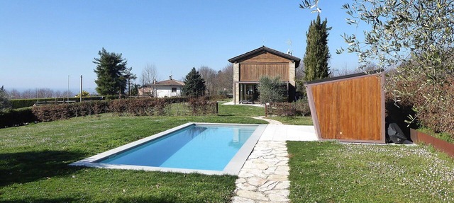 Beautiful private villa with A/C, sauna, WIFI, hot tub, private pool, TV and pets allowed