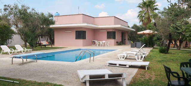 Beautiful private villa for 6 guests with A/C, WIFI, private pool, TV, terrace and pets allowed