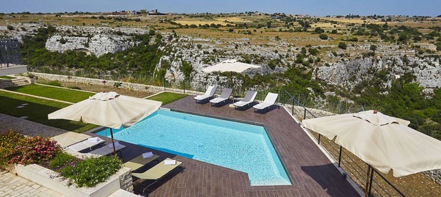 Beautiful private villa for 16 people with WIFI, hot tub, A/C, private pool, TV and patio