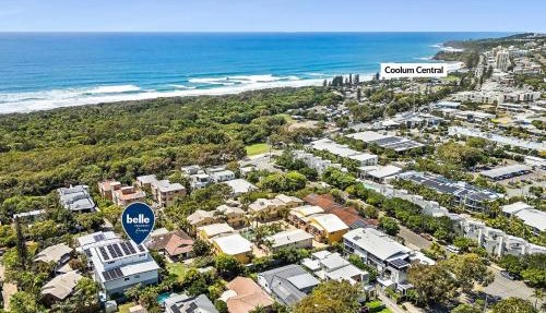 Beautiful Three-Story Villa footsteps to the Beach
